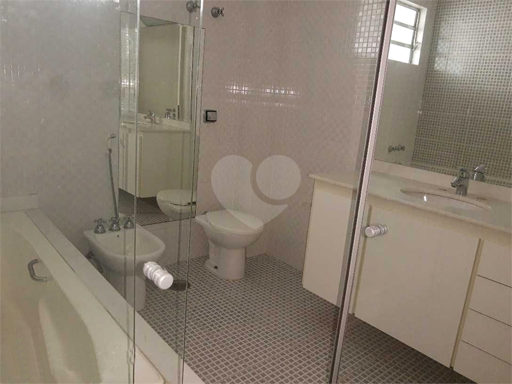 Apartamento com 176m2 na Rua Dr. Albuquerque Lins, com 3 quartos em Higienópolis