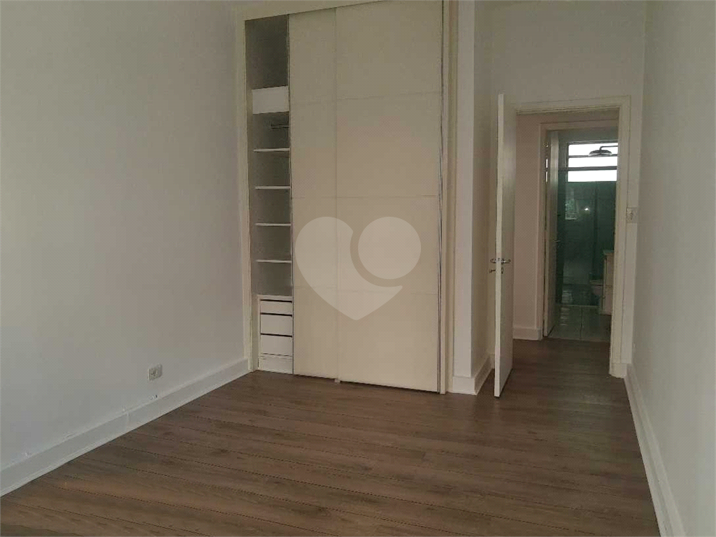 Apartamento com 176m2 na Rua Dr. Albuquerque Lins, com 3 quartos em Higienópolis
