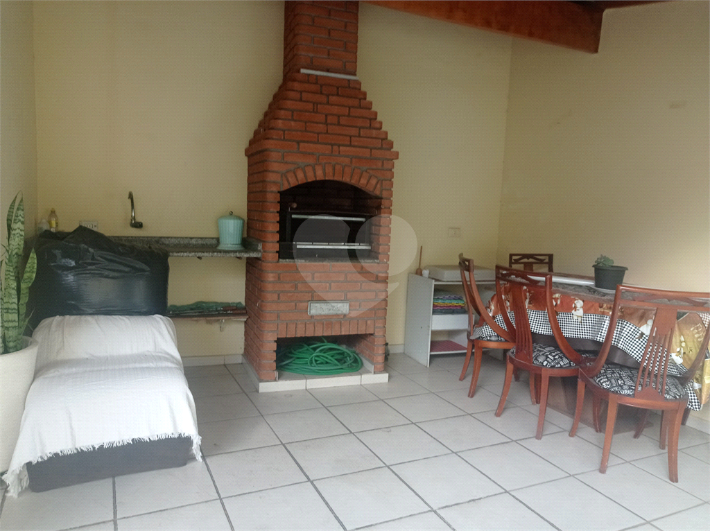 Sobrado em Condomínio Fechado na Vila Mazzei repleto de Armários Embutidos 03 dorm 03 vagas 