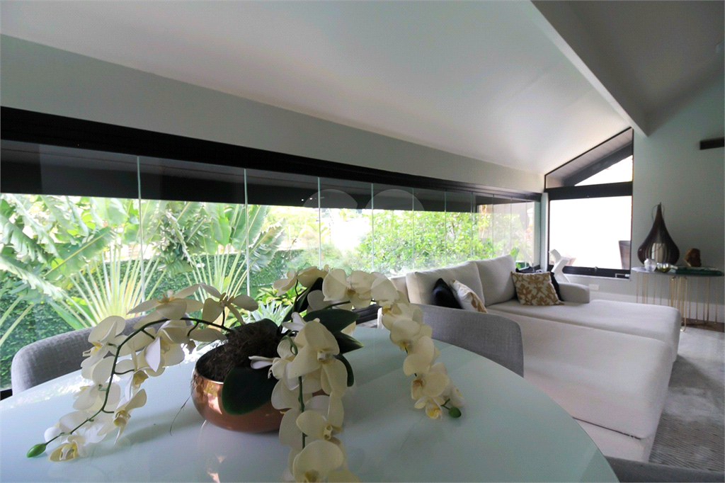 Sobrado para locação, 4 quartos (3 suítes), piscina, área gourmet, 4 vagas. Horto Jardim Ibiratiba