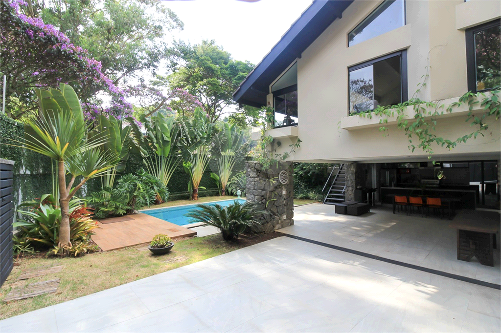 Sobrado para locação, 4 quartos (3 suítes), piscina, área gourmet, 4 vagas. Horto Jardim Ibiratiba