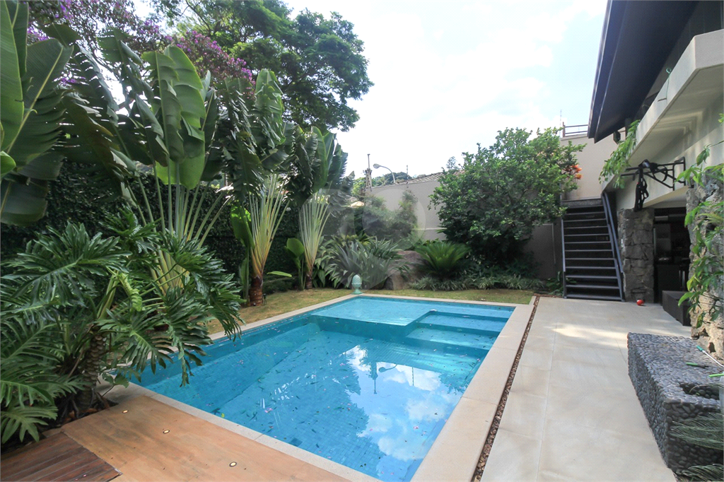 Sobrado para locação, 4 quartos (3 suítes), piscina, área gourmet, 4 vagas. Horto Jardim Ibiratiba