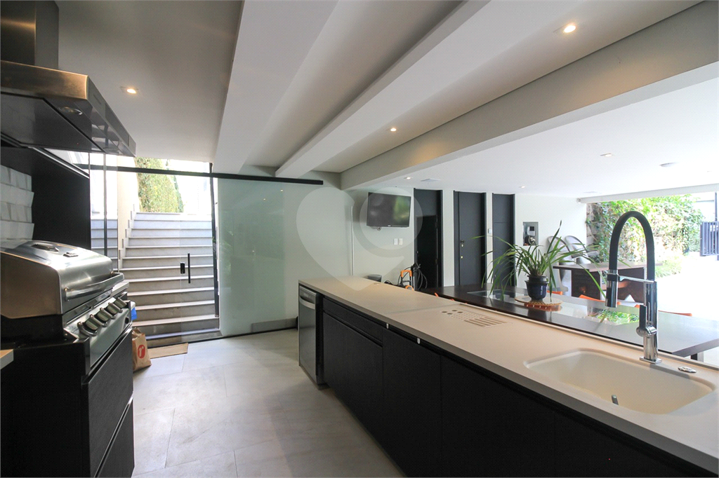 Sobrado para locação, 4 quartos (3 suítes), piscina, área gourmet, 4 vagas. Horto Jardim Ibiratiba