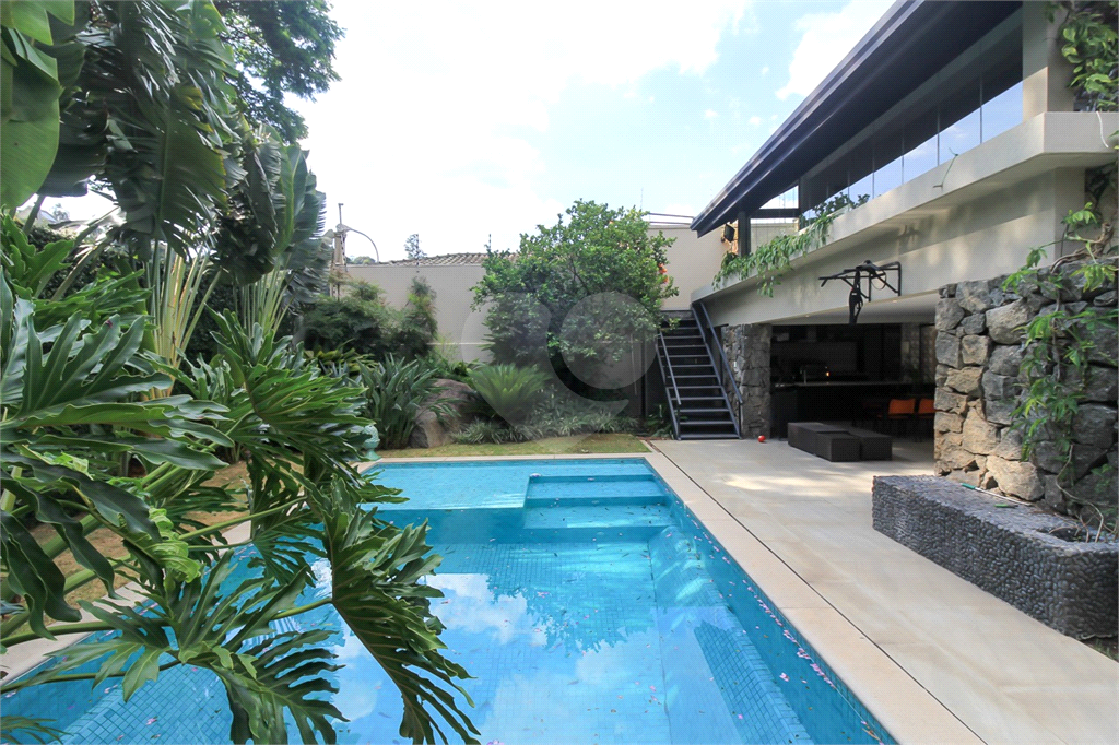 Sobrado para locação, 4 quartos (3 suítes), piscina, área gourmet, 4 vagas. Horto Jardim Ibiratiba