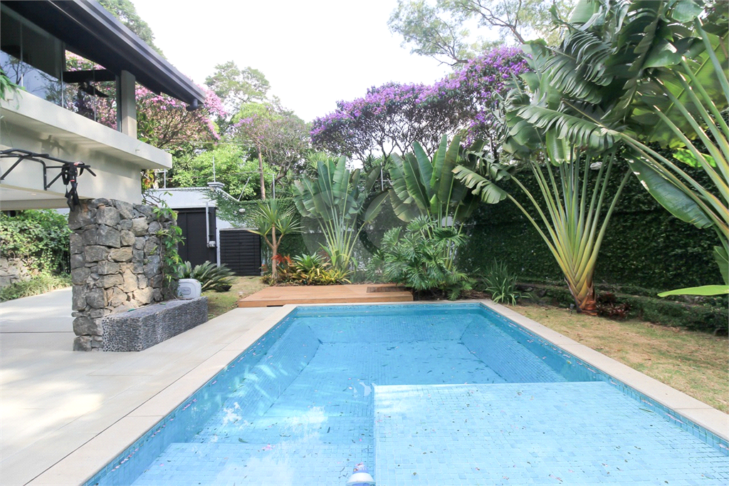 Sobrado para locação, 4 quartos (3 suítes), piscina, área gourmet, 4 vagas. Horto Jardim Ibiratiba