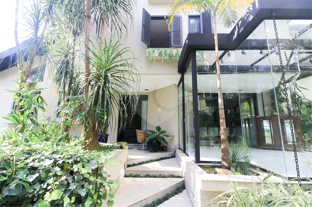 Sobrado para locação, 4 quartos (3 suítes), piscina, área gourmet, 4 vagas. Horto Jardim Ibiratiba