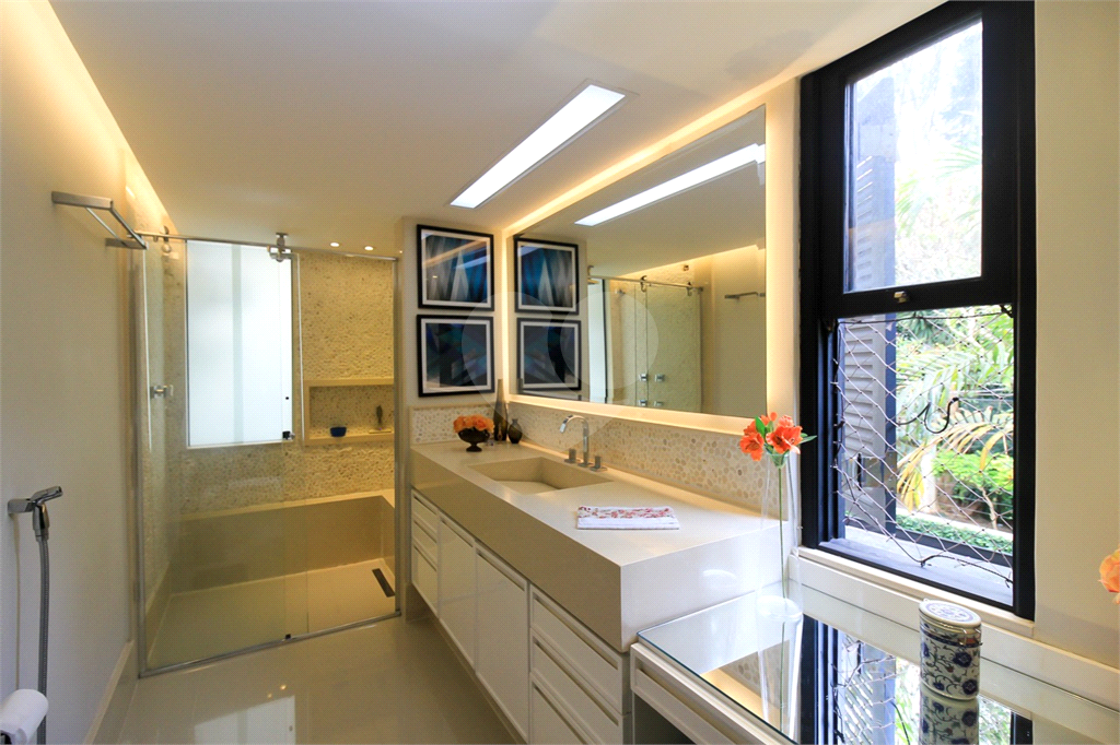 Sobrado para locação, 4 quartos (3 suítes), piscina, área gourmet, 4 vagas. Horto Jardim Ibiratiba