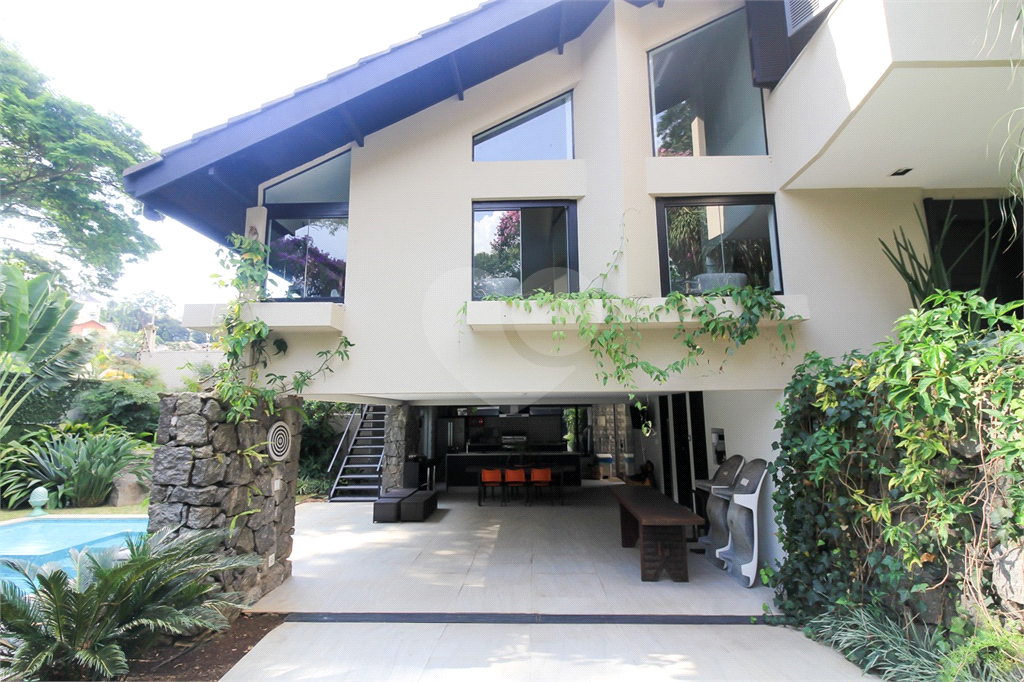 Sobrado para locação, 4 quartos (3 suítes), piscina, área gourmet, 4 vagas. Horto Jardim Ibiratiba