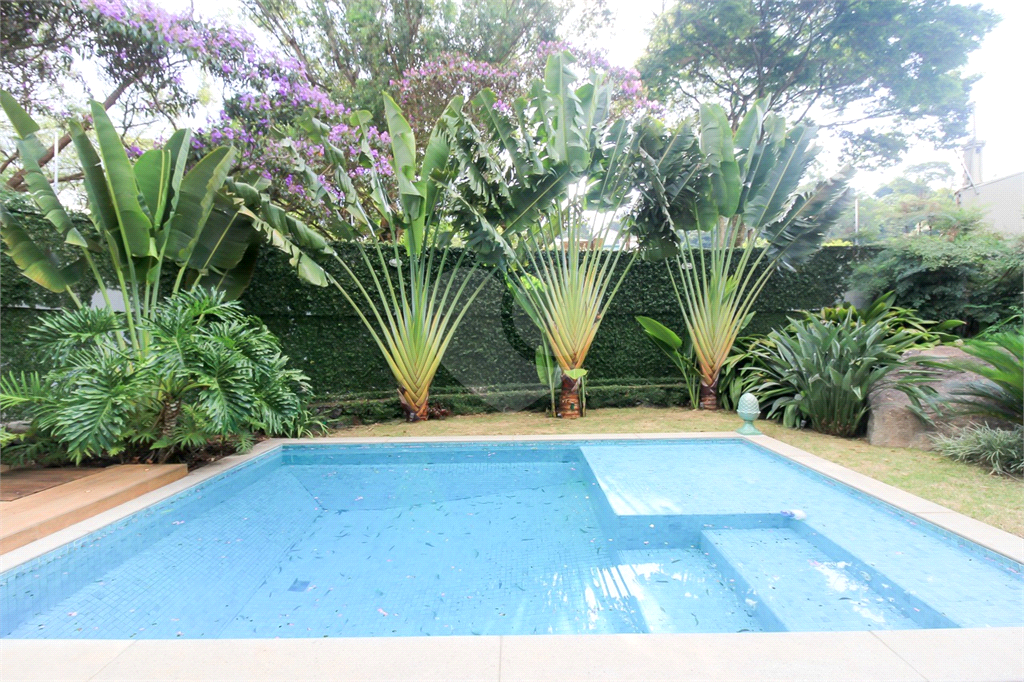 Sobrado para locação, 4 quartos (3 suítes), piscina, área gourmet, 4 vagas. Horto Jardim Ibiratiba
