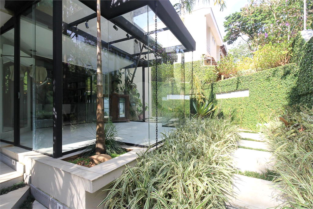 Sobrado para locação, 4 quartos (3 suítes), piscina, área gourmet, 4 vagas. Horto Jardim Ibiratiba