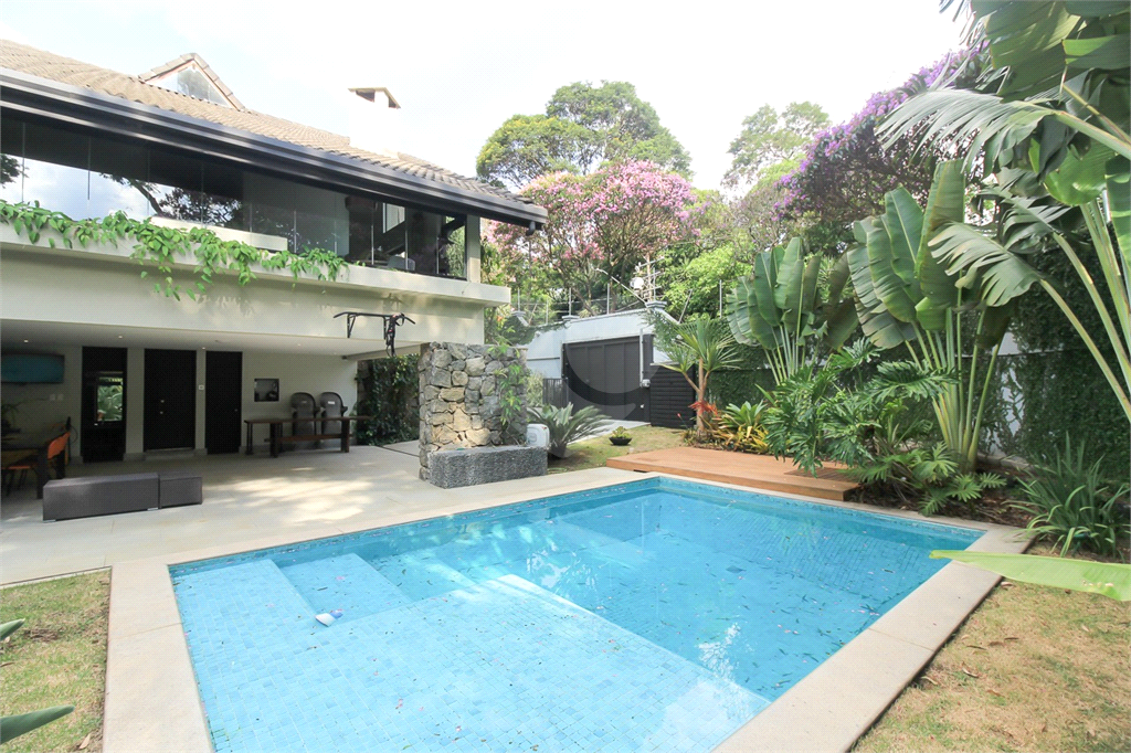 Sobrado para locação, 4 quartos (3 suítes), piscina, área gourmet, 4 vagas. Horto Jardim Ibiratiba