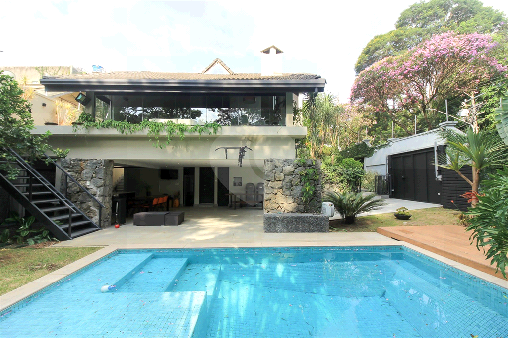 Sobrado para locação, 4 quartos (3 suítes), piscina, área gourmet, 4 vagas. Horto Jardim Ibiratiba