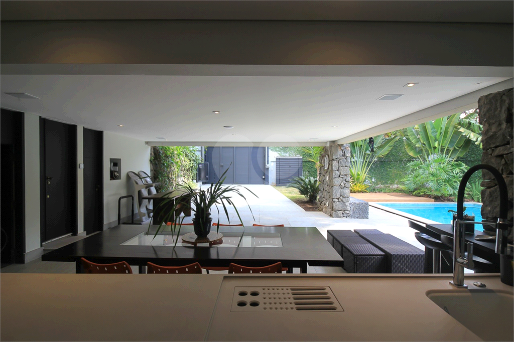 Sobrado para locação, 4 quartos (3 suítes), piscina, área gourmet, 4 vagas. Horto Jardim Ibiratiba