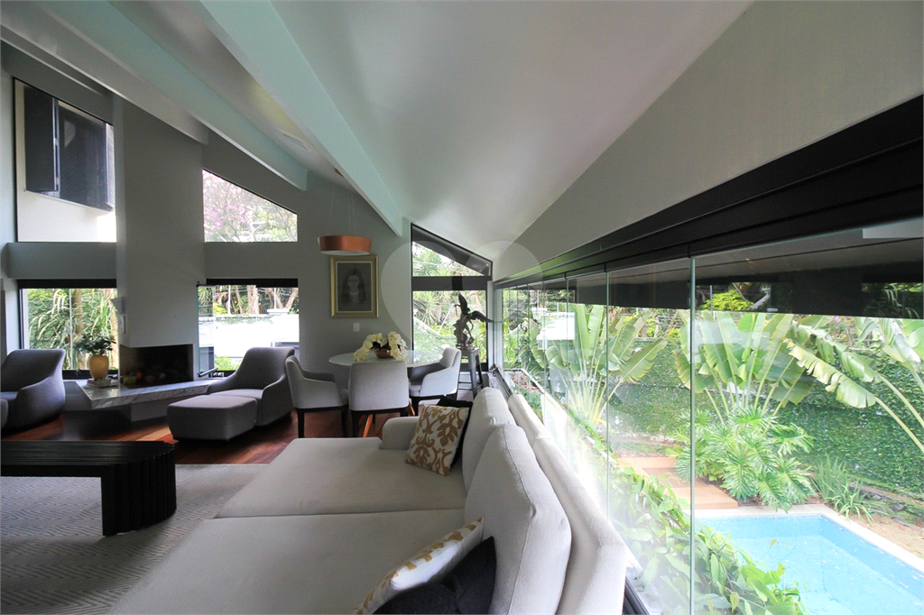 Sobrado para locação, 4 quartos (3 suítes), piscina, área gourmet, 4 vagas. Horto Jardim Ibiratiba