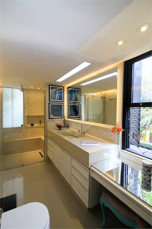Sobrado para locação, 4 quartos (3 suítes), piscina, área gourmet, 4 vagas. Horto Jardim Ibiratiba