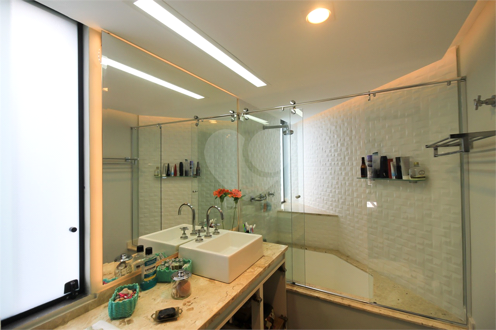 Sobrado para locação, 4 quartos (3 suítes), piscina, área gourmet, 4 vagas. Horto Jardim Ibiratiba
