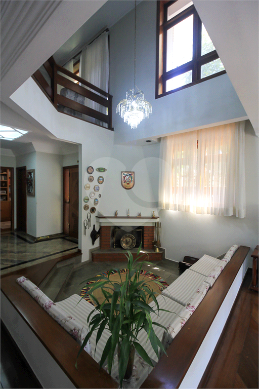CASA À VENDA REFORMADA COM 4 QUARTOS (SUÍTES), PISCINA E 6 VAGAS NO CITY AMÉRICA
