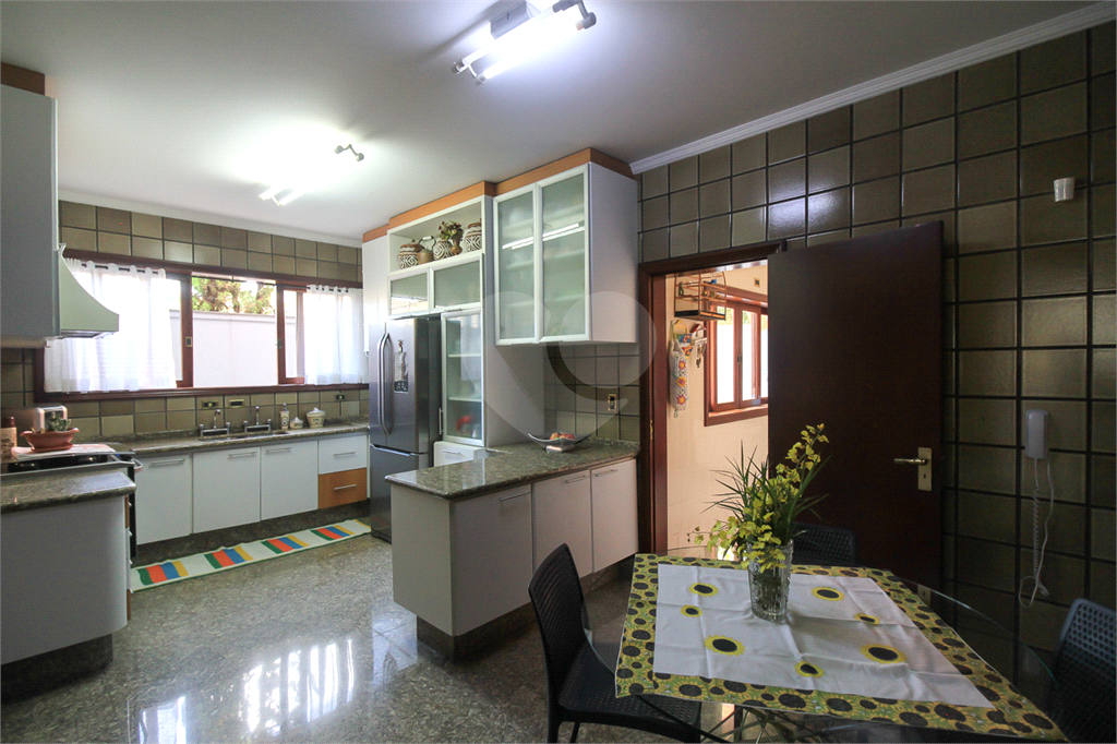 CASA À VENDA REFORMADA COM 4 QUARTOS (SUÍTES), PISCINA E 6 VAGAS NO CITY AMÉRICA