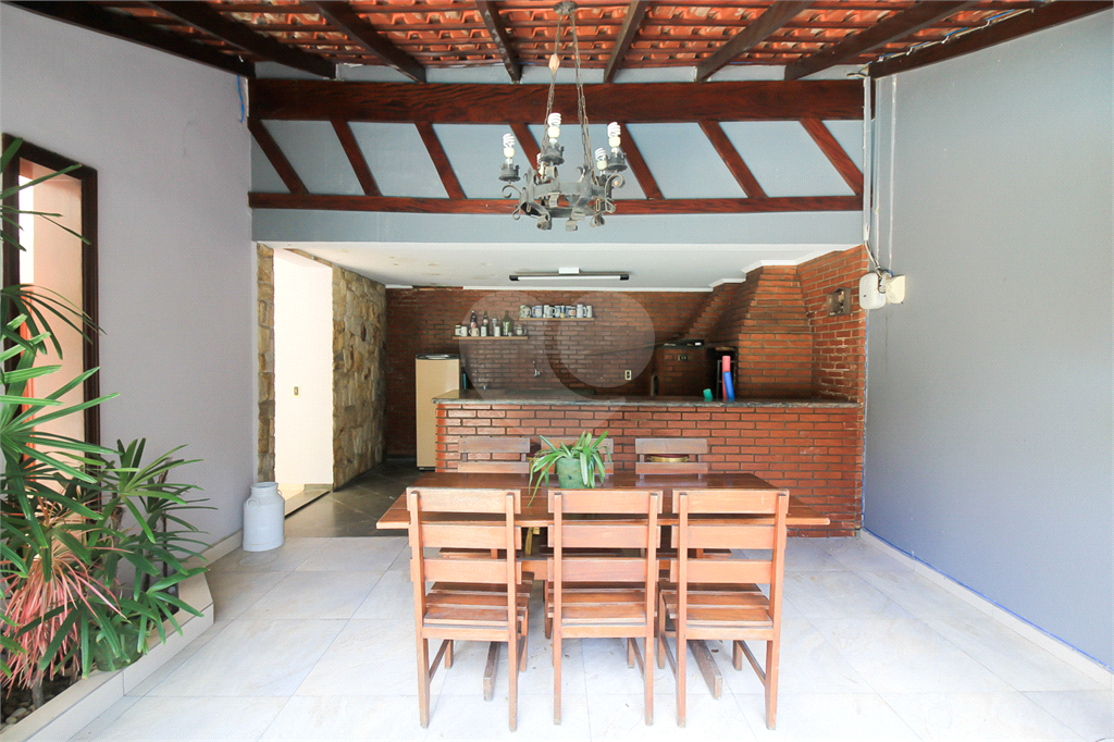CASA À VENDA REFORMADA COM 4 QUARTOS (SUÍTES), PISCINA E 6 VAGAS NO CITY AMÉRICA