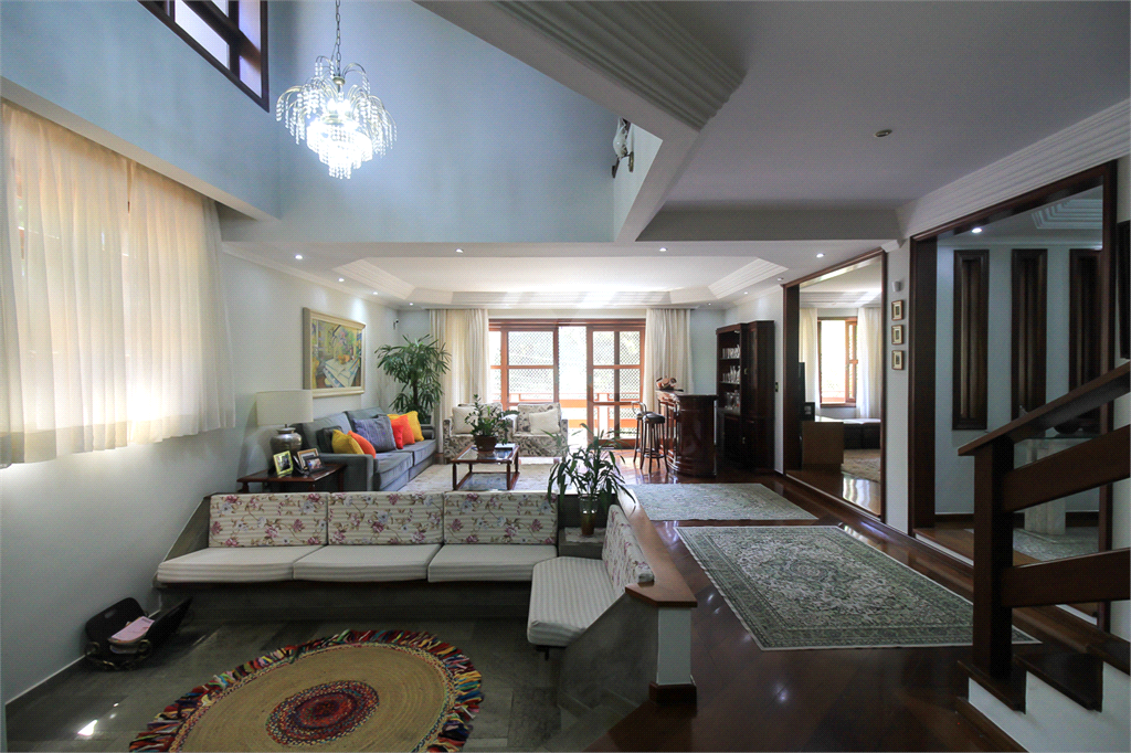 CASA À VENDA REFORMADA COM 4 QUARTOS (SUÍTES), PISCINA E 6 VAGAS NO CITY AMÉRICA