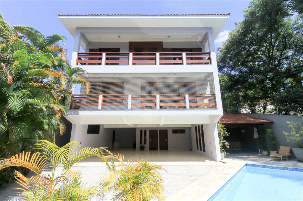 CASA À VENDA REFORMADA COM 4 QUARTOS (SUÍTES), PISCINA E 6 VAGAS NO CITY AMÉRICA