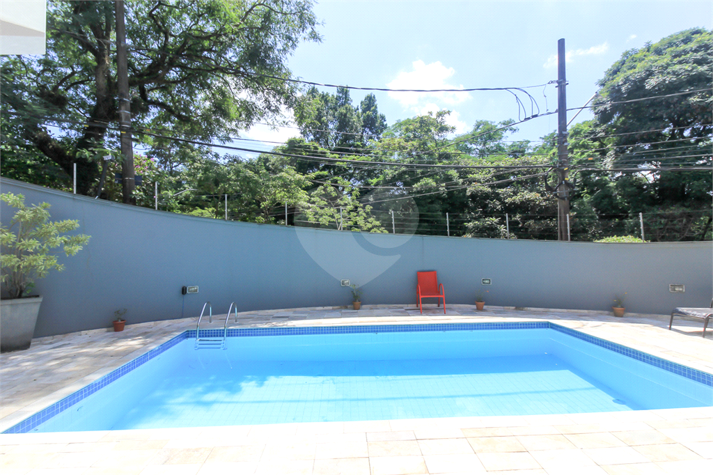 CASA À VENDA REFORMADA COM 4 QUARTOS (SUÍTES), PISCINA E 6 VAGAS NO CITY AMÉRICA