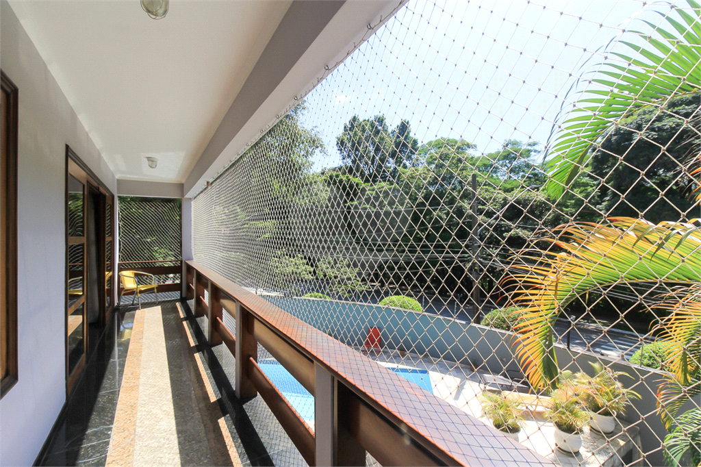 CASA À VENDA REFORMADA COM 4 QUARTOS (SUÍTES), PISCINA E 6 VAGAS NO CITY AMÉRICA