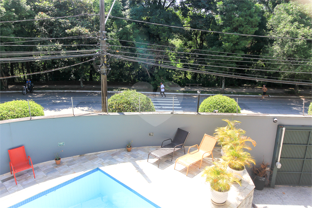 CASA À VENDA REFORMADA COM 4 QUARTOS (SUÍTES), PISCINA E 6 VAGAS NO CITY AMÉRICA