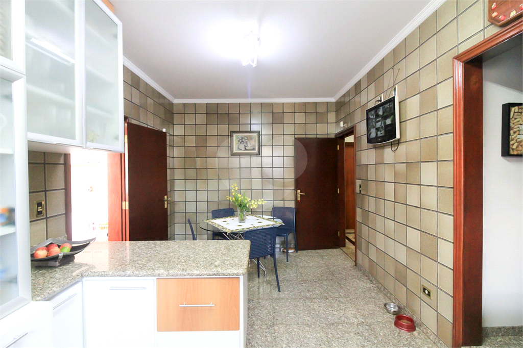 CASA À VENDA REFORMADA COM 4 QUARTOS (SUÍTES), PISCINA E 6 VAGAS NO CITY AMÉRICA