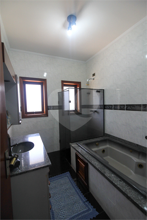 CASA À VENDA REFORMADA COM 4 QUARTOS (SUÍTES), PISCINA E 6 VAGAS NO CITY AMÉRICA