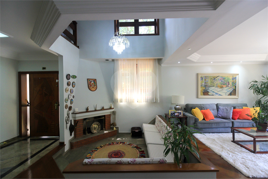 CASA À VENDA REFORMADA COM 4 QUARTOS (SUÍTES), PISCINA E 6 VAGAS NO CITY AMÉRICA