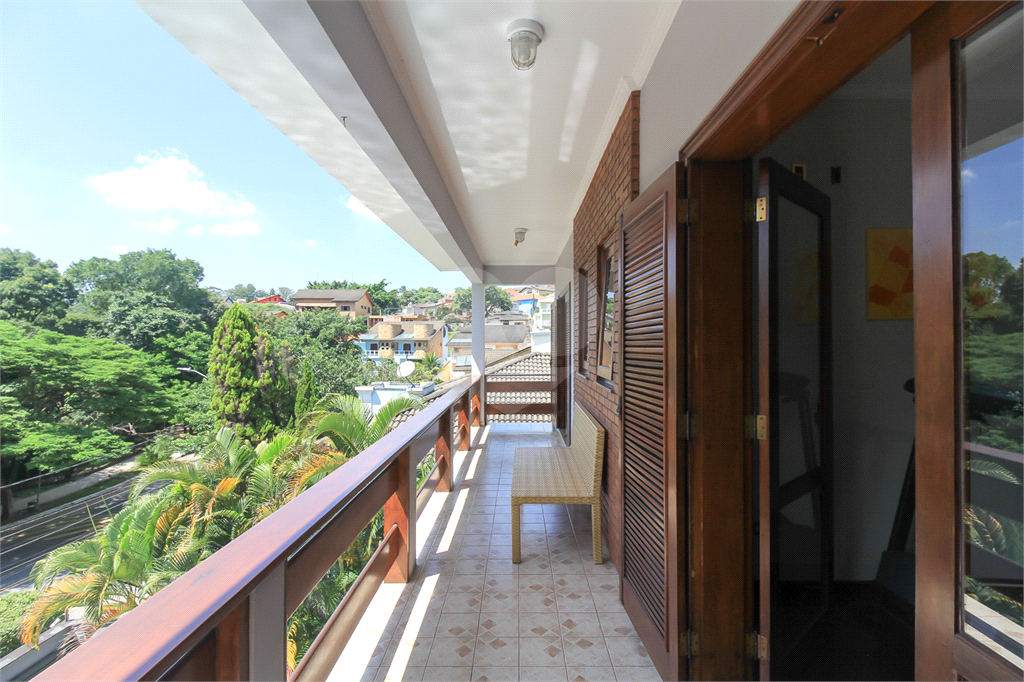 CASA À VENDA REFORMADA COM 4 QUARTOS (SUÍTES), PISCINA E 6 VAGAS NO CITY AMÉRICA