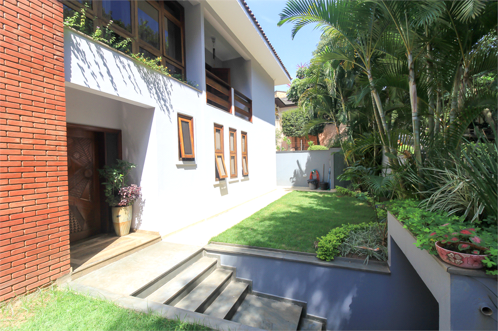 CASA À VENDA REFORMADA COM 4 QUARTOS (SUÍTES), PISCINA E 6 VAGAS NO CITY AMÉRICA