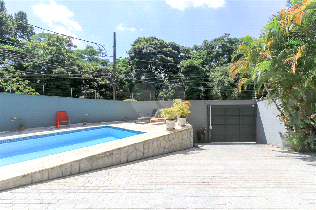 CASA À VENDA REFORMADA COM 4 QUARTOS (SUÍTES), PISCINA E 6 VAGAS NO CITY AMÉRICA