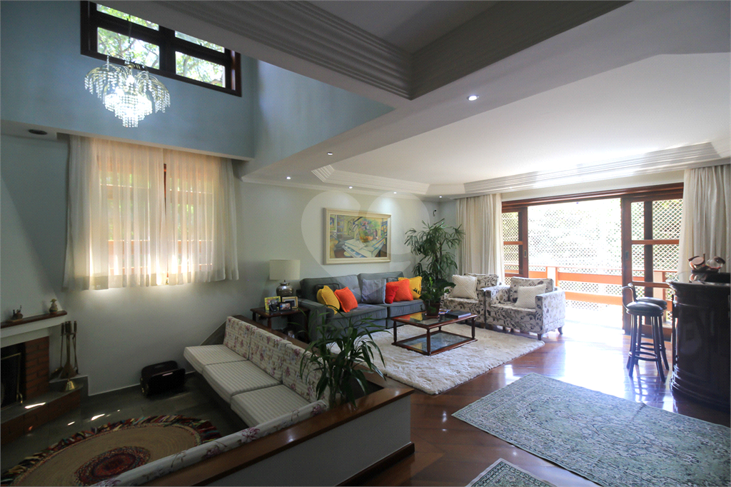 CASA À VENDA REFORMADA COM 4 QUARTOS (SUÍTES), PISCINA E 6 VAGAS NO CITY AMÉRICA