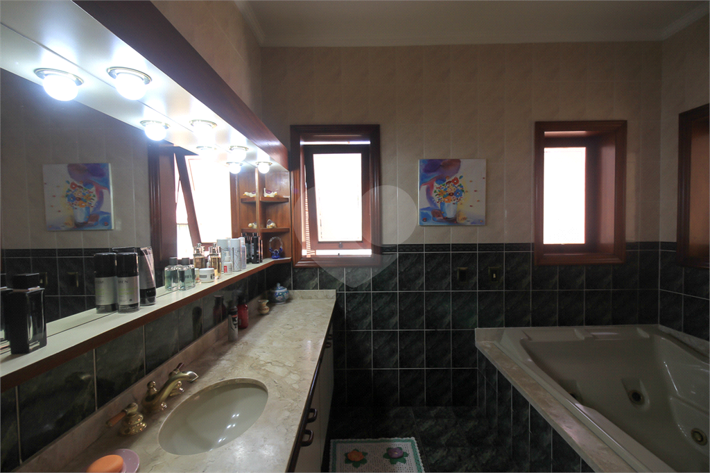 CASA À VENDA REFORMADA COM 4 QUARTOS (SUÍTES), PISCINA E 6 VAGAS NO CITY AMÉRICA