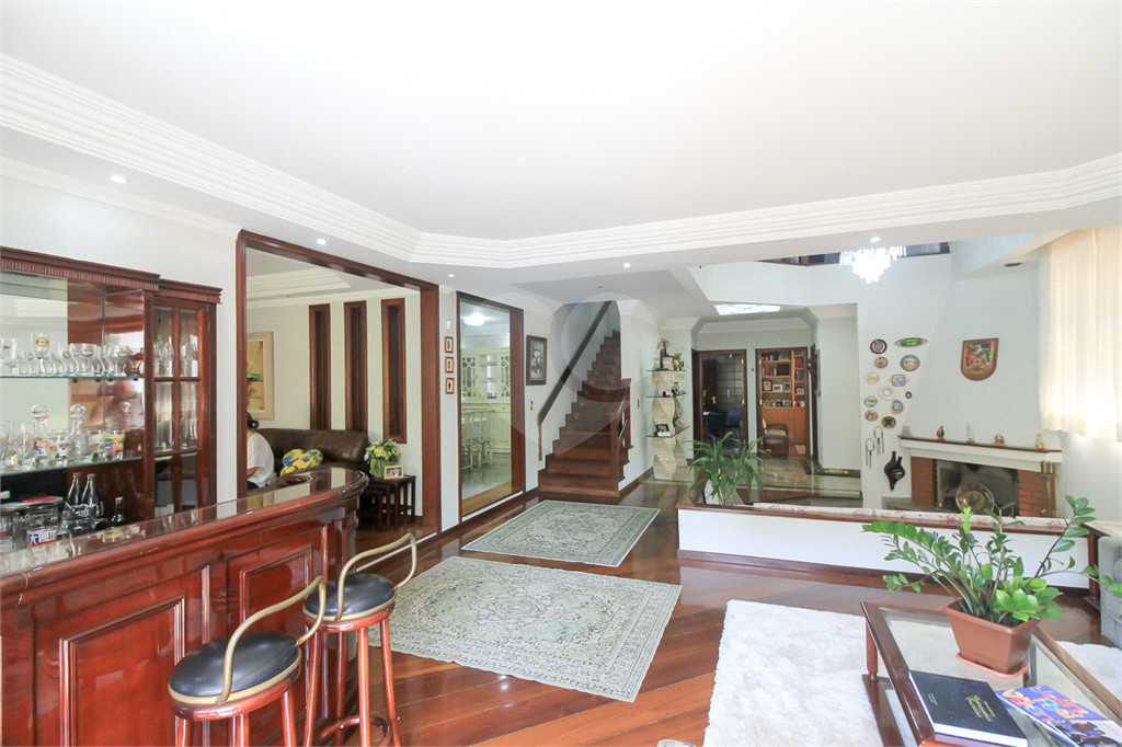 CASA À VENDA REFORMADA COM 4 QUARTOS (SUÍTES), PISCINA E 6 VAGAS NO CITY AMÉRICA