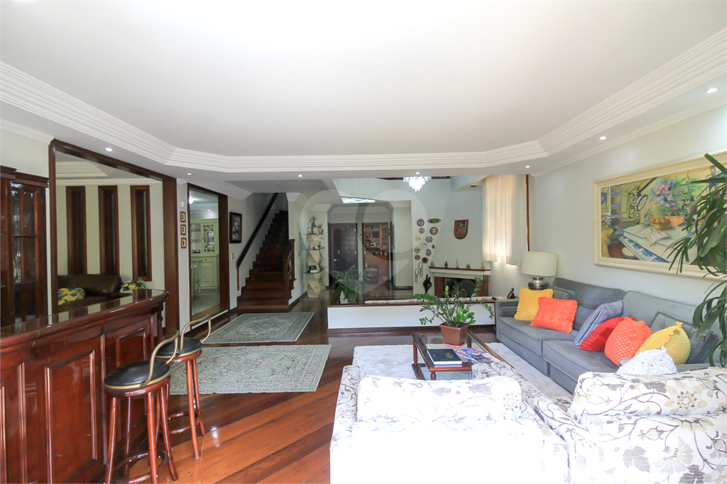 CASA À VENDA REFORMADA COM 4 QUARTOS (SUÍTES), PISCINA E 6 VAGAS NO CITY AMÉRICA