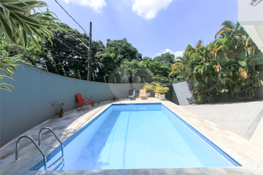 CASA À VENDA REFORMADA COM 4 QUARTOS (SUÍTES), PISCINA E 6 VAGAS NO CITY AMÉRICA