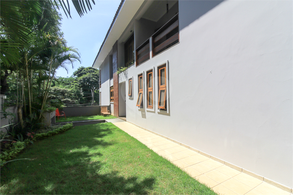 CASA À VENDA REFORMADA COM 4 QUARTOS (SUÍTES), PISCINA E 6 VAGAS NO CITY AMÉRICA