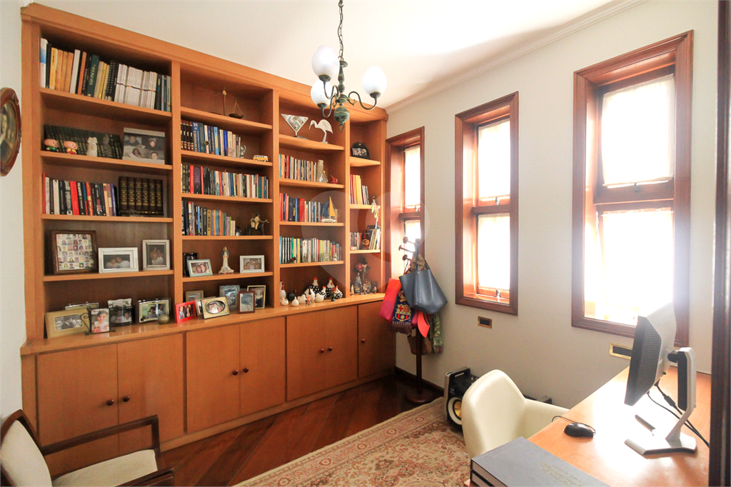 CASA À VENDA REFORMADA COM 4 QUARTOS (SUÍTES), PISCINA E 6 VAGAS NO CITY AMÉRICA
