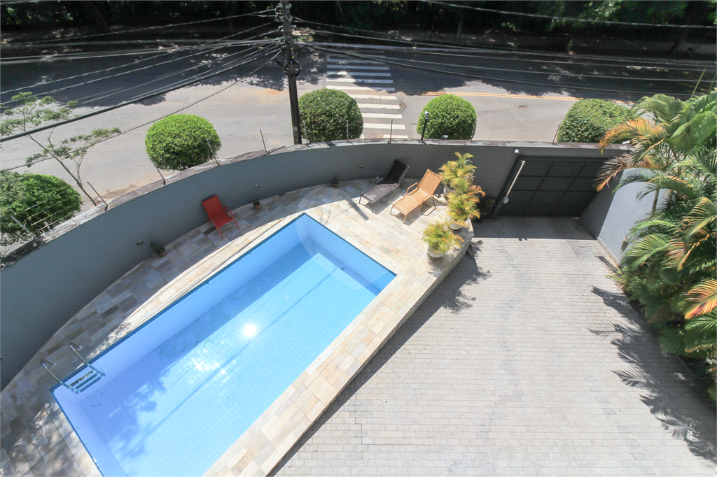 CASA À VENDA REFORMADA COM 4 QUARTOS (SUÍTES), PISCINA E 6 VAGAS NO CITY AMÉRICA