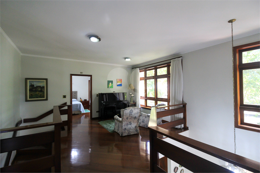 CASA À VENDA REFORMADA COM 4 QUARTOS (SUÍTES), PISCINA E 6 VAGAS NO CITY AMÉRICA