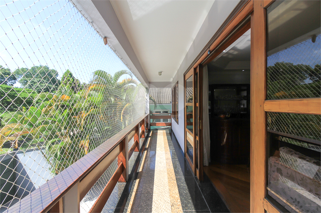 CASA À VENDA REFORMADA COM 4 QUARTOS (SUÍTES), PISCINA E 6 VAGAS NO CITY AMÉRICA