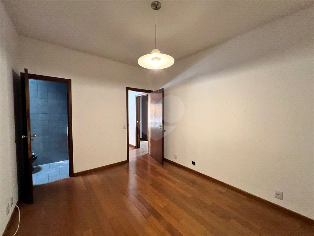 CASA A VENDA COM 4 QUARTOS EM ALTO DE PINHEIROS.