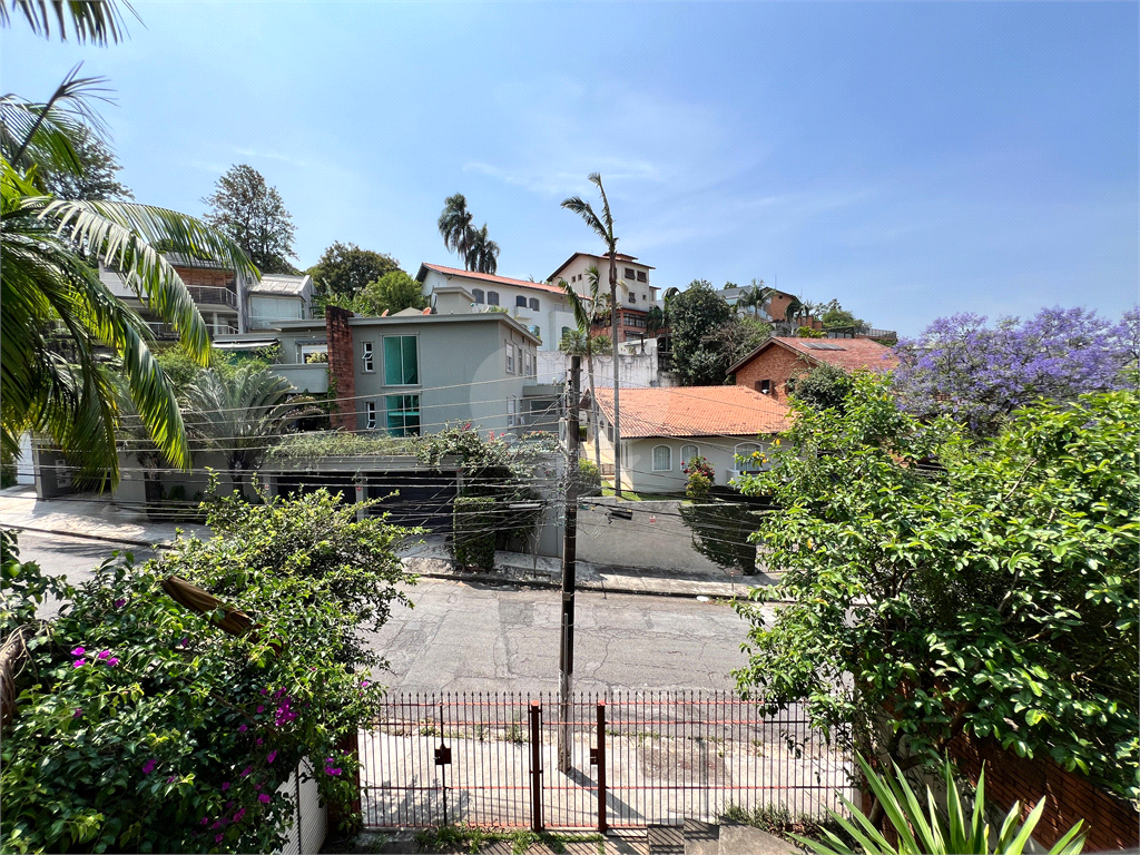 CASA A VENDA COM 4 QUARTOS EM ALTO DE PINHEIROS.