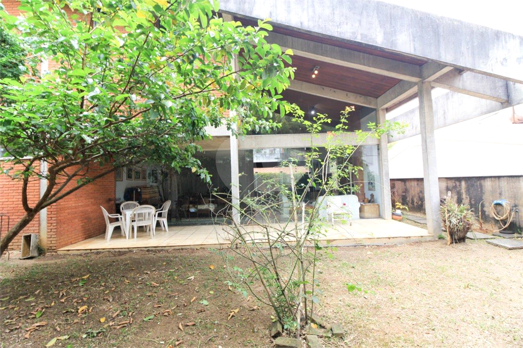 CASA A VENDA COM 4 QUARTOS EM ALTO DE PINHEIROS.