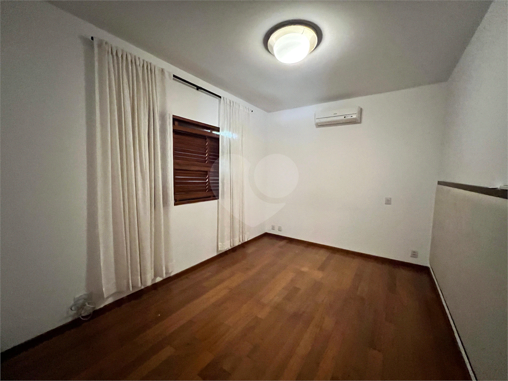 CASA A VENDA COM 4 QUARTOS EM ALTO DE PINHEIROS.