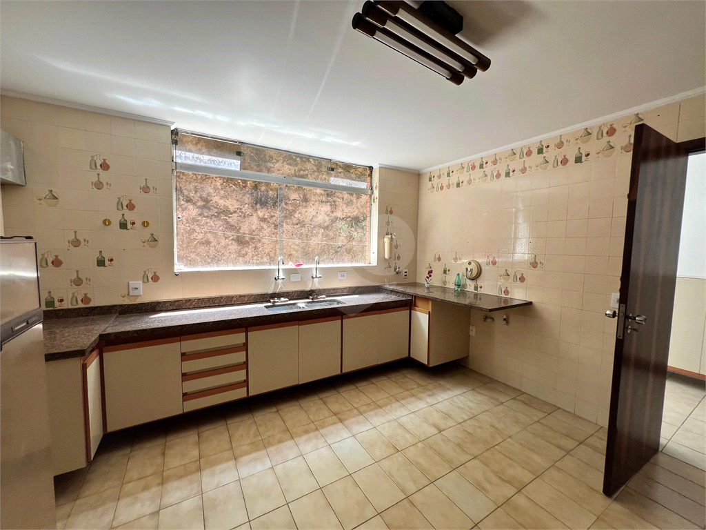 CASA A VENDA COM 4 QUARTOS EM ALTO DE PINHEIROS.