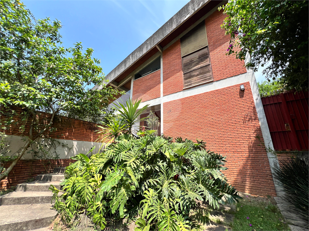 CASA A VENDA COM 4 QUARTOS EM ALTO DE PINHEIROS.